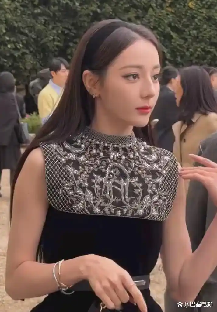 巴黎时装周 明星亮相 高清镜头分析_最近明星热点走秀,